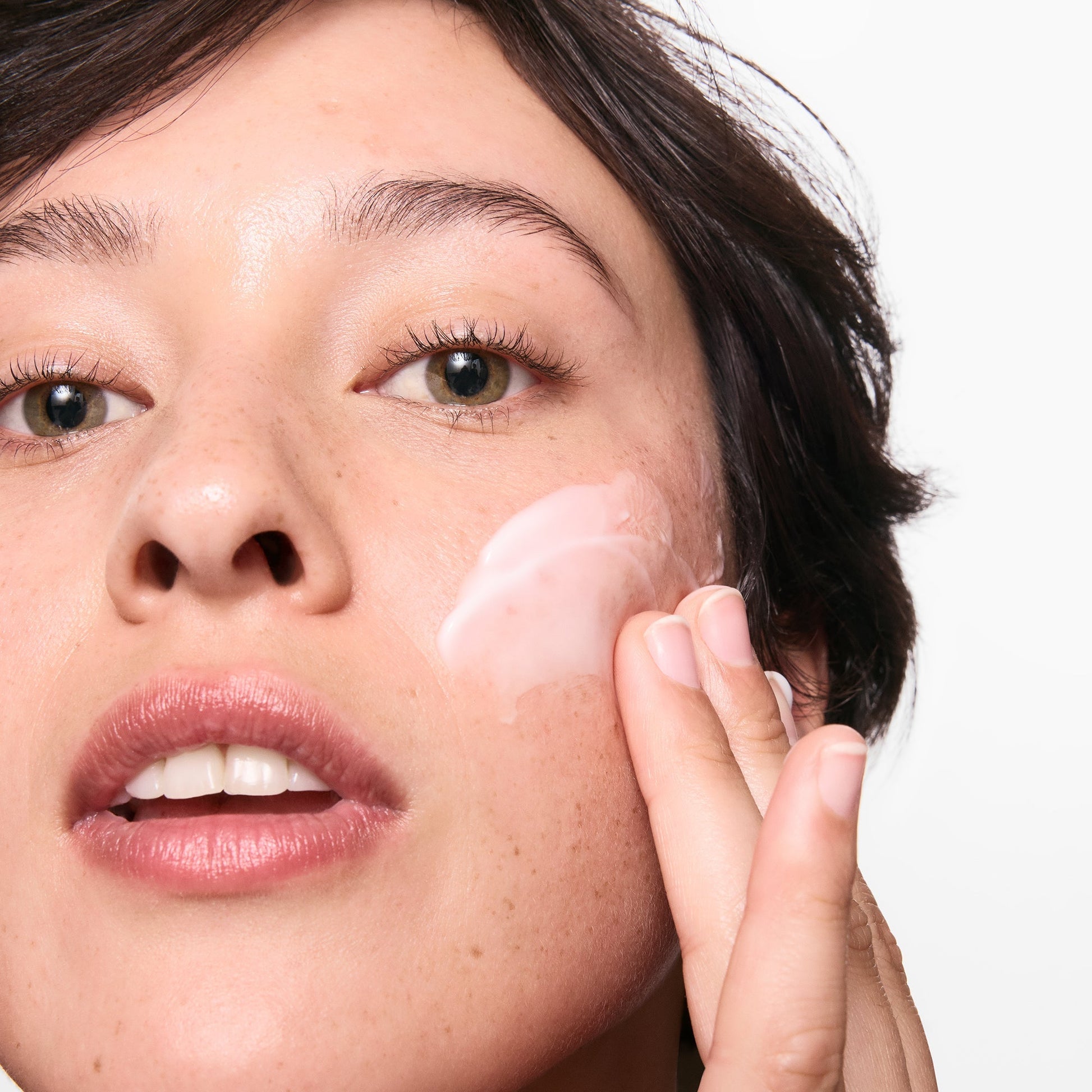 hydrating-cleanser-and-oil-free-moisturizer-duo-m8 01_LYDIA_12_APPLICATION_OMEGA_SUPERSIZE_036_1_8483aad9-c9a3-46f0-b735-539c739306ac.jpg