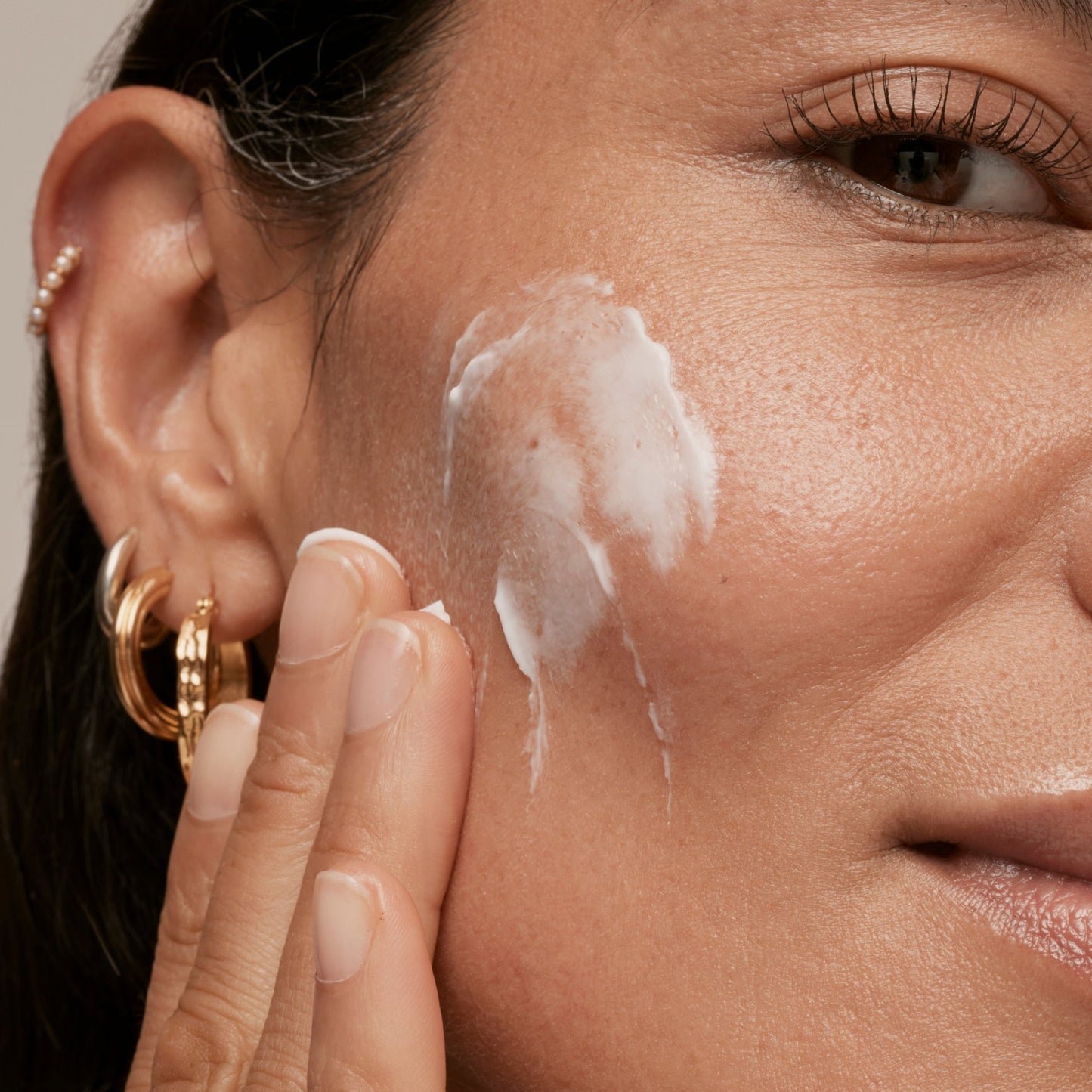 simple-skincare-cleanser-and-ceramide-moisturizer-duo-j1 INKEY_DTC_Bio-ActiveCeramide_Ppage_Model_02_dd0fc443-e441-4e82-ac65-ebe93c1b6365_1.jpg
